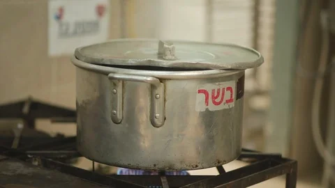 A pot on the fire Vídeos de archivo 87868231