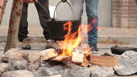 Pot on a fire outdoors 库存影片 118267563