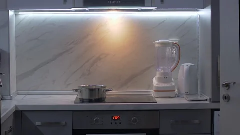 Pot on an induction hob Видео 103062182
