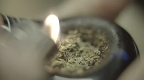 Pot pipe being smoked Vídeo Stock 37268940