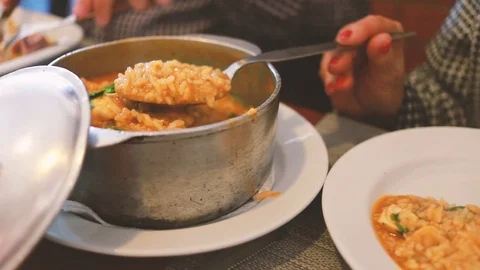 Pot with rice of seafood Video stock 88171307