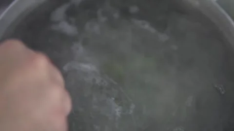 Pot steamer slow motion boiling water Vídeos de archivo 246568879