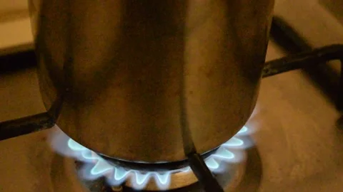 Pot on the stove 库存影片 232791074