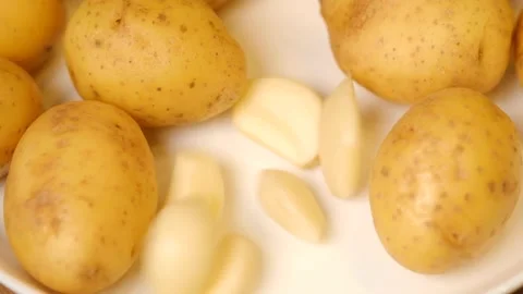 Potato and garlic 01 | 120 fps Stock Footage