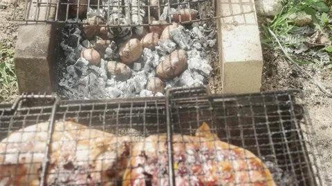 Potato bakes in a pit with hot ash Stock-Footage 189961554