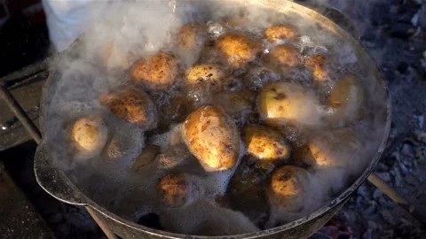 Potato boiled in slow motion in a cauldron Stock Footage 123921102