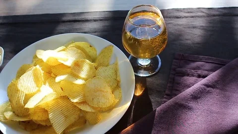 Potato chips and drink on a dark background. Vidéo 110345517