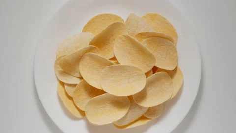 Potato chips appear in white plate, stop motion Stock-Footage 146370518