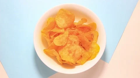 Potato chips in a plate, the number of which gradually decreases. 库存影片 152178178