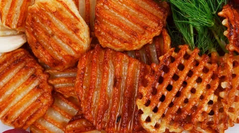 Potato chips served with small pickled eggplants Vídeos de archivo 24977023