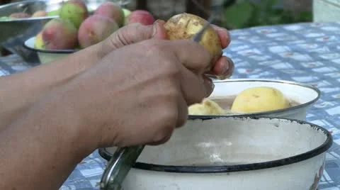 Potato peeling 動画素材 11275561