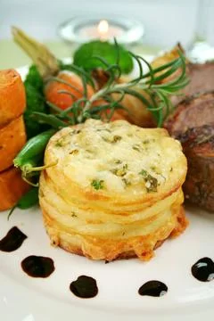 Potato Stack And Baked Vegetables Baked lamb and potato stack with onions,... Stockfoto's