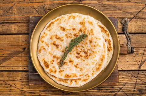 Potato Stuffed Flat Bread Aloo paratha, Traditional Indian food. wooden bac.. 스톡 사진