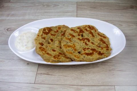 Potato Stuffed Flat Bread or Aloo paratha is a Traditional Indian food. ser.. Stock-Fotos