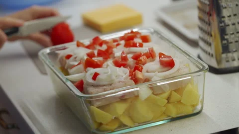 Potatoes and cod fish fillet in oven baking dish. Healthy diet healthy food. 库存影片 295283670