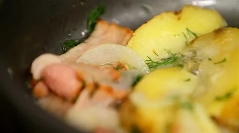 Potatoes with bacon and fried in a pan Vidéo 10764346