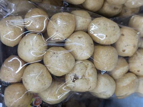 Potatoes in clear plastic packaging. 库存照片
