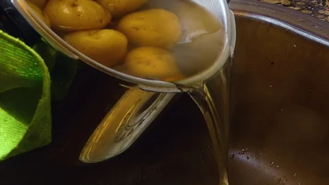 Potatoes Drained into a Sink Vídeo Stock 106447920