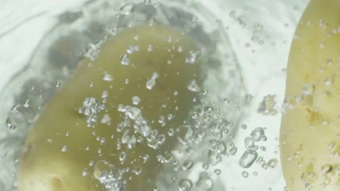 Potatoes drop in water Vídeo Stock 157670444