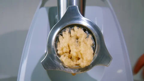 Potatoes in electric meat grinder 스톡 동영상 72283469