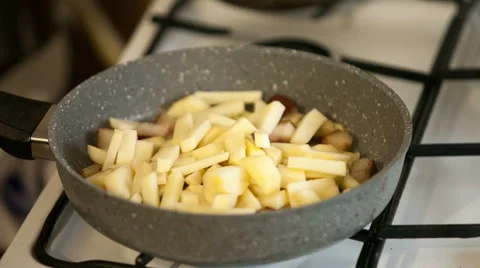 Potatoes fried in a pan Video stock 44550402