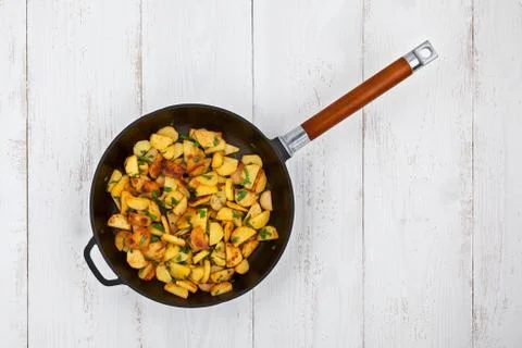 Potatoes In A Frying Pan Stock-Fotos