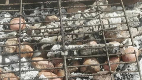 Potatoes in hot ash in a pit under a grate Vídeos de archivo 189962193