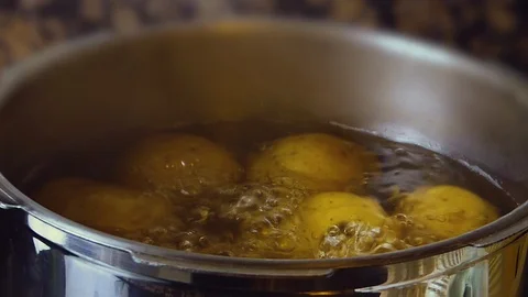 Potatoes Slowly Boiling in a Saucepan 스톡 동영상 108040201