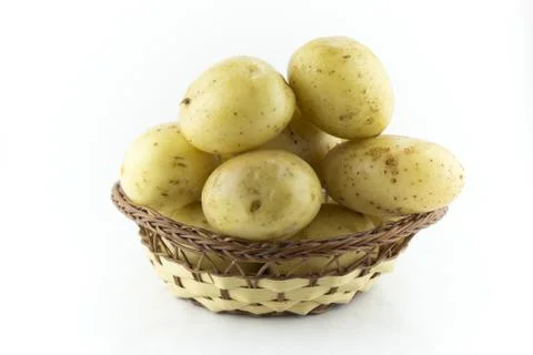 Potatoes in straw dish Foto stock
