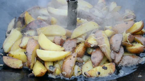 Potatoes under fire on frying pan shrovetide, Video stock 35930258