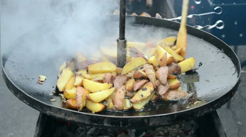 Potatoes under fire on frying pan shrovetide, Видео 35930276