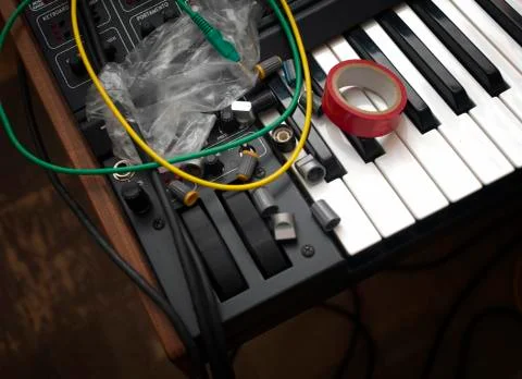 Potentiometer knobs replacement on synthesizer 库存照片
