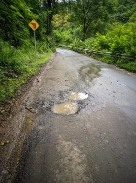 Potholed asphalt road Foto stock