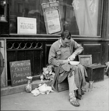 Pots And Pans Mender At Work On The Streets Of Paris 스톡 사진