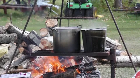 Pots of water boiling on a campfire. 動画素材 64570468