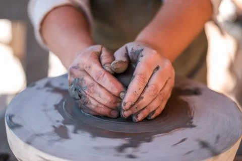 Potter is creating earthenware on potter's wheel. Foto stock