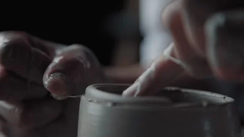 Potter cuts off the extra clay using the string tool Vídeo Stock 257225301