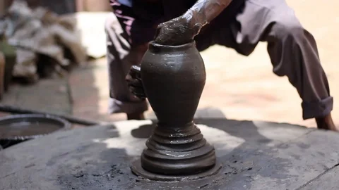 Potter designing a vase 動画素材 95036239