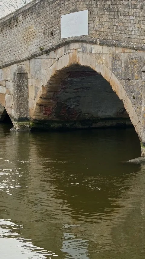 Potter Heigham Bridge over the River Thurne 스톡 동영상 305260531