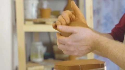 Potter kneads the clay Vidéo 104744349