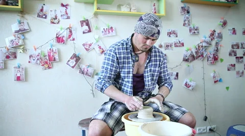 The potter makes clay vessel 動画素材 65000236