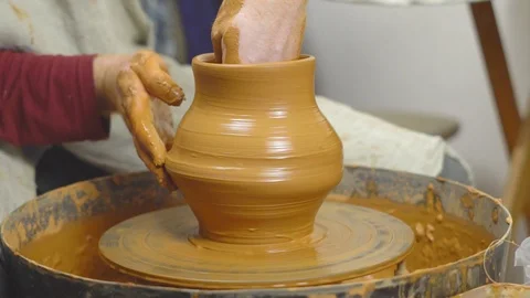 Potter makes a jug 動画素材 95742505