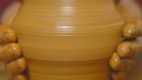 Potter makes a jug Vidéo 95884798