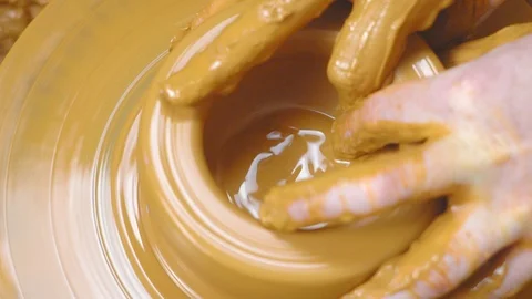 Potter makes a jug Vidéo 96051807