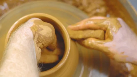 Potter makes a jug Vidéo 96336396