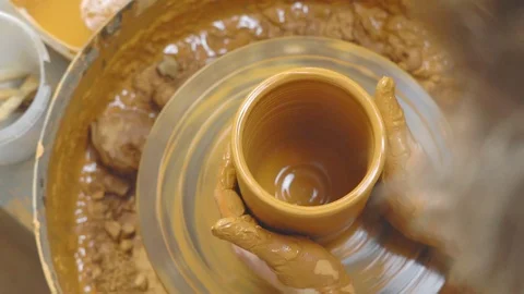 Potter makes a jug 動画素材 97690220