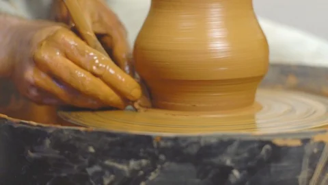 Potter makes a jug 動画素材 100967936