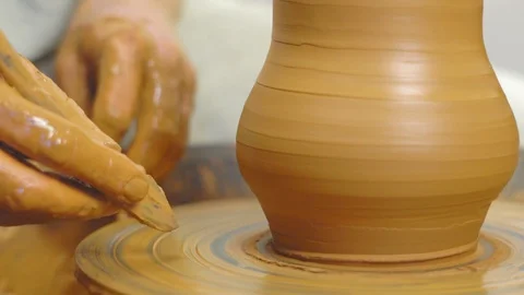 Potter makes a jug Vidéo 100969981