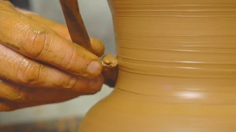 Potter makes a jug Vidéo 106930874