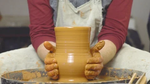 Potter makes a jug Vidéo 112381134
